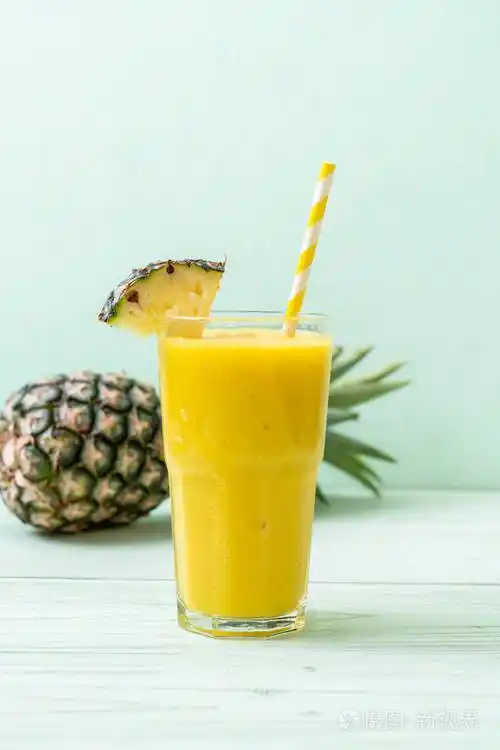 新鲜菠萝冰沙玻璃木桌健康饮料