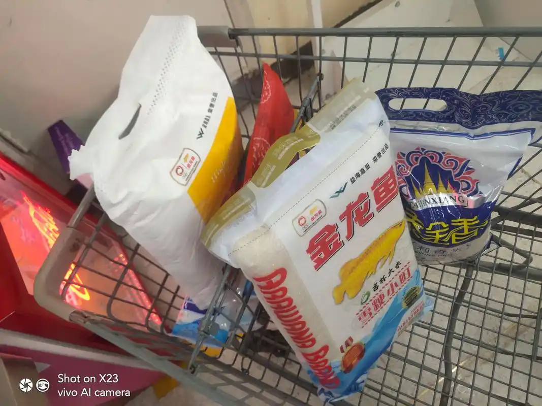 超市的米面,品种剩的不多了.就不管什么牌子,买两袋儿吧!