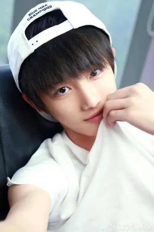 13岁左右的男生照片,要阳光帅气的,自拍照更好,不要网图,要真实的.