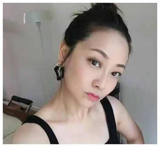 反击美貌不再负评张卫健老婆张茜晒吊带低胸自拍网友大赞