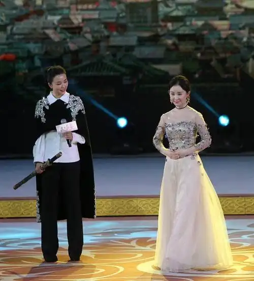 舒畅出席活动遭遇"死亡打光",看起来妆容有点油,幸好自身底子好|礼服