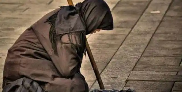 乞丐讨饭被赶,次日登门道谢,道士:前世债今世缘