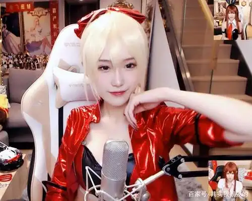 主播腐团儿cos尼禄和之前有所不同此次是穿着赛车服的尼禄