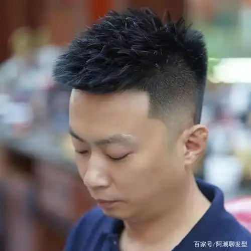 平时喜欢追求一些个性发型的年轻男生,可以试试这款凌乱个性短发,先把