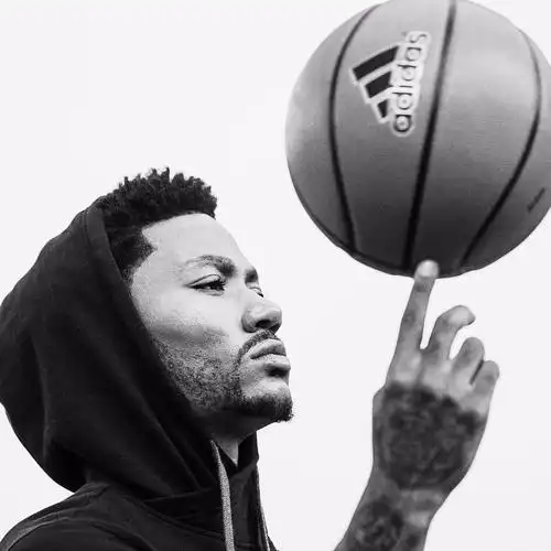 时间一晃一年过去,犹记得去年,公牛送出德里克罗斯,贾斯汀霍勒迪和