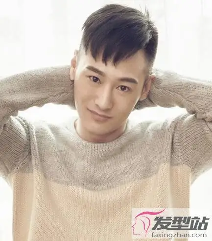 两边剃掉中间刘海发型帅气酷炫中不乏呆萌感
