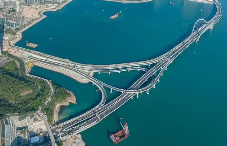 香港目前跨度最大和单体最重的钢拱桥香港将军澳跨湾大桥正式通车