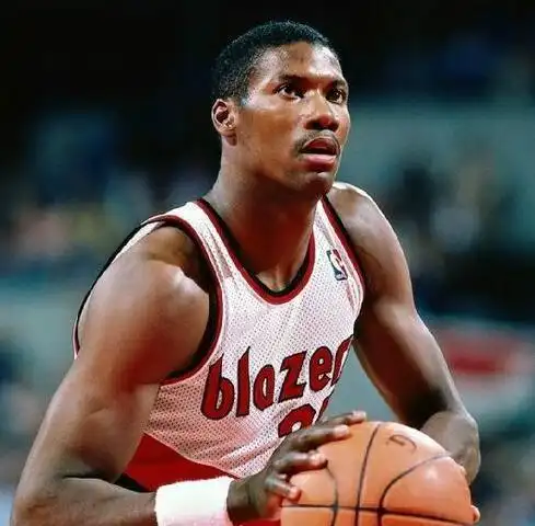 1983年选秀他入主开拓者,第三个赛季就进入全明星,从1986-87赛季开始