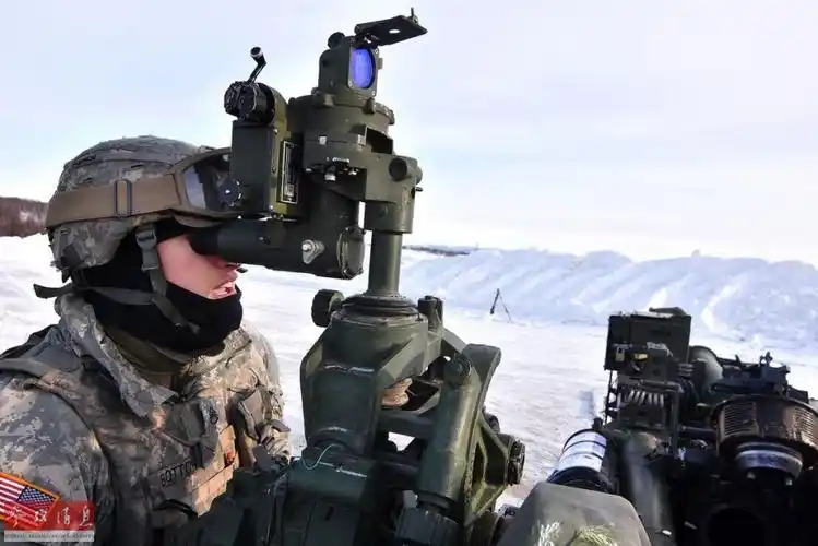 飞抵预定区域后,美军炮兵很快进行火炮校准作业.