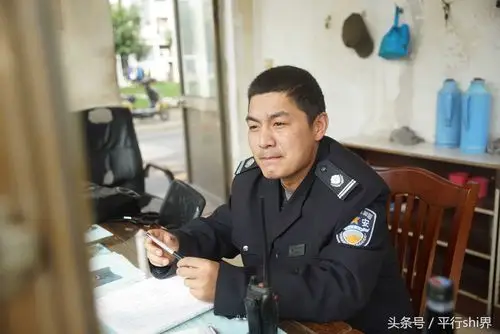 造型师把保安营业员大学生进行了一番包装 个个化身时尚达人