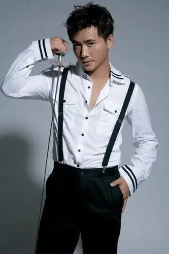 而成功踏入"演而优则唱"队伍的全能艺人彭新智,日前一组全新时尚写真