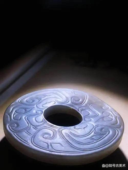 西周凤鸟纹玉璧