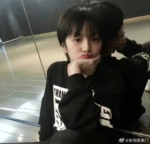 刘耀文的童年照##刘耀文西装上挂着长珍珠