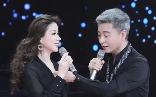 45岁的周炜满头白发妻子却像近30岁网友玩笑称更像父女