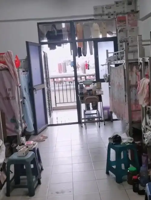 富士康女生宿舍阳台衣服好多啊,有好心人帮忙收一下衣服