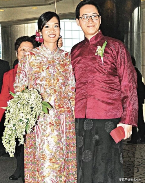 郑裕彤的孙女郑志雯选择了嫁给钢铁大王的孙子庞建贻.