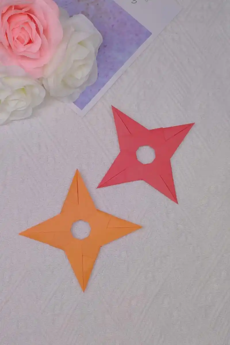 用正方形纸简单的拼接就可以制作出好玩的飞镖#一学就会系