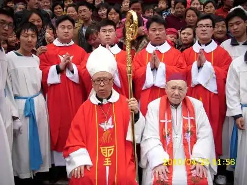 张怀信主教和杨祥太主教与四位新神父合影