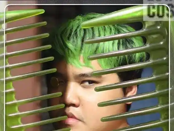 泰国小哥对自己太"狠",为还原将头发染成原谅绿,成品亮了_梳子_墨绿色