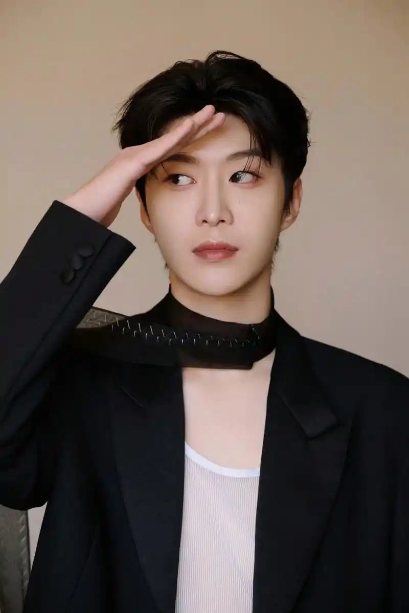 范丞丞first影展黑西装造型,可爱中透着帅气.