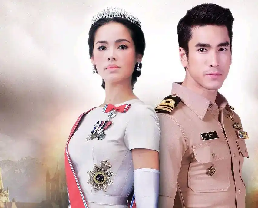 该剧讲述了,爱丽丝公主是哈利索斯王室的继承人,因为这一特殊的