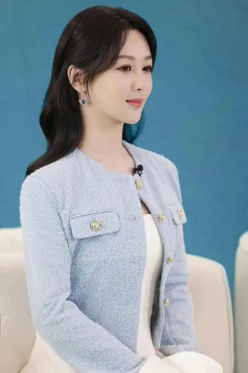 杨紫白色裙穿搭(杨紫直播新造型好美)(6)