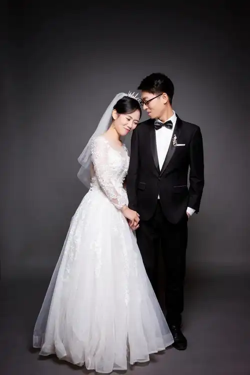 结婚申请存根上新人的结婚登记照不可以是艺术照,更不可以是合成照片