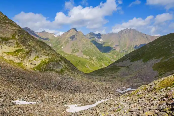 白种人绿色山山谷风景