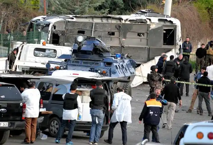 土耳其警车遭爆炸袭击致4警察丧生