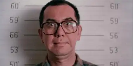 每份工作他都做不了多久就被开除,端盘子的时候,表情冷酷的黄秋生,还