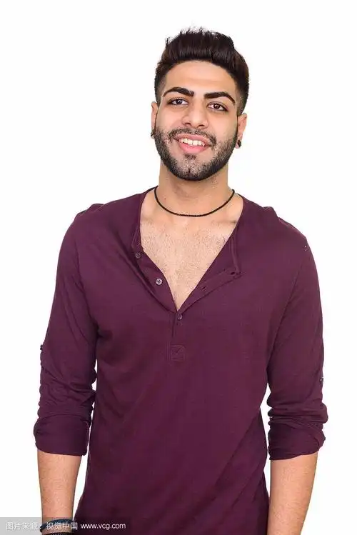 年轻快乐英俊的印度男人微笑着