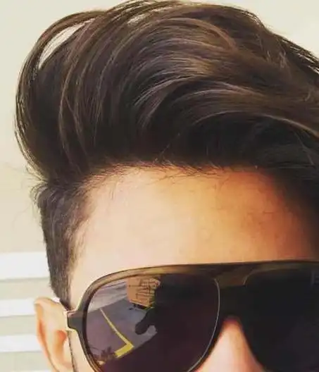 后梳背头发型,成熟男人特别喜欢的一款男士发型,干净又有质感,让人一