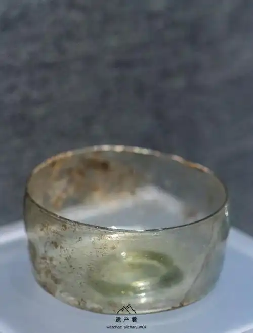 唐代淡黄色直壁玻璃杯
