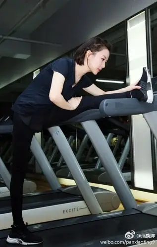 潘晓婷秀素颜跑步健身照压腿姿势很专业