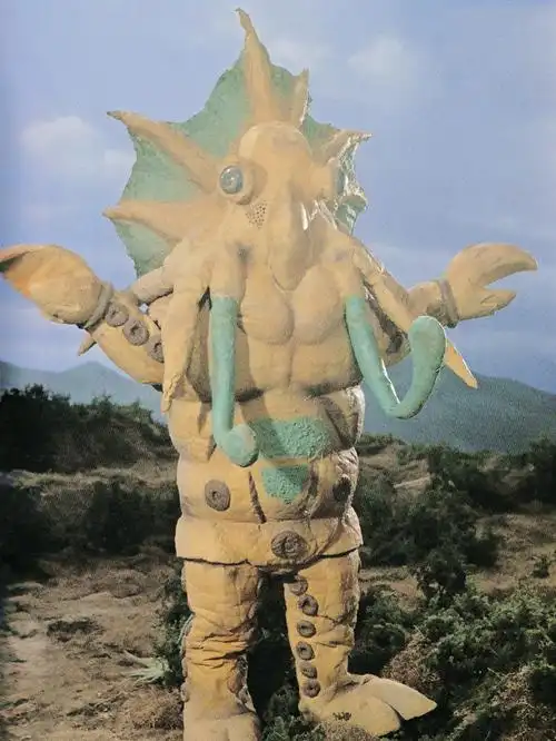 /p> p>分身因贝达使用的冷冻枪中出现的怪兽,使用冷冻光线