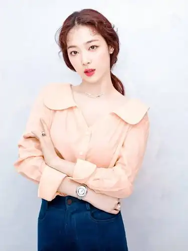 雪莉户外直播被赞美上新高度,一个坐姿引争议被喷没教养!