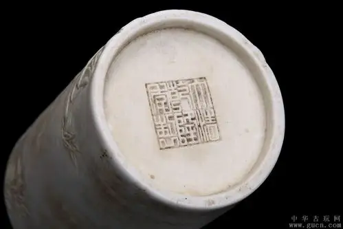 清代乾隆年制款白瓷人物小笔筒