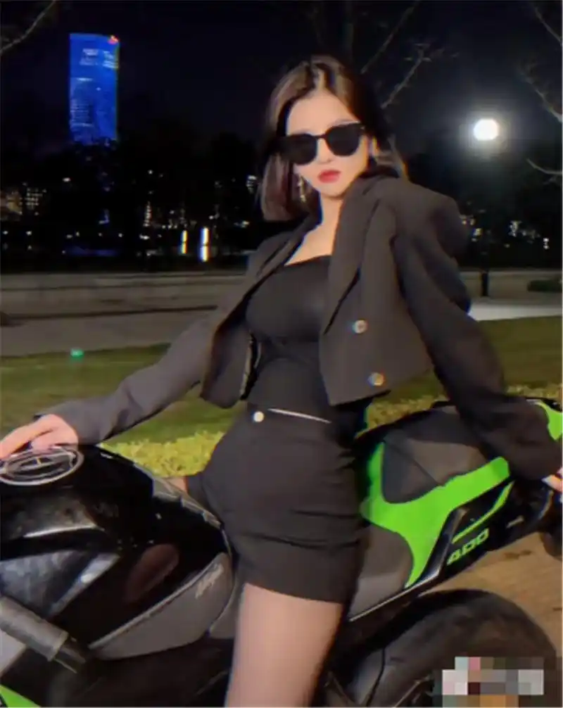 万小七500w粉正脸曝光,小丑竟是霸总自己?同为吸睛休思太拼了