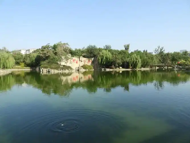 10月8日留影天通苑公园湖边