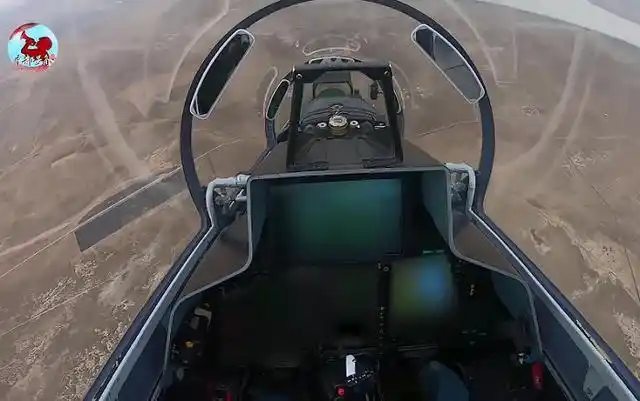 歼11bs座舱亮相豪华程度让人吃惊彰显飞机强大作战能力