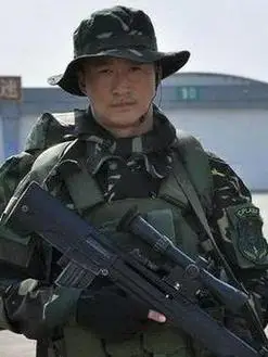 何晨光(吴京饰演)