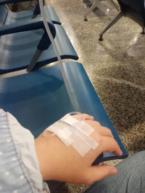 据说一个人上医院是十级孤独,那中秋过节的晚上一个人上医院挂瓶算几