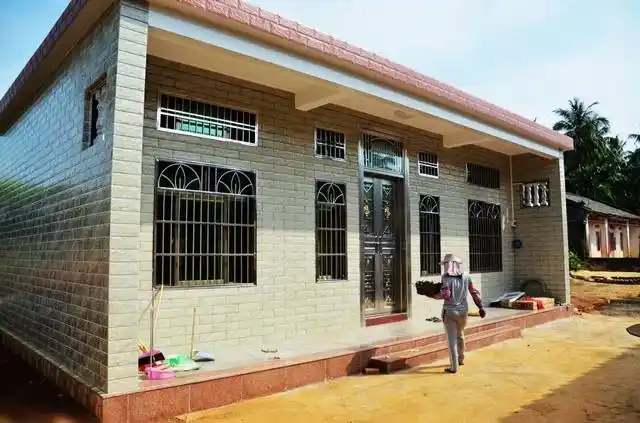 王召强去年危房改造后的平顶房