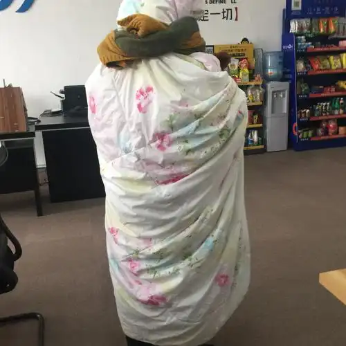 办公室空调被冻住 妹纸出招裹被子上班实现了很多人的愿望