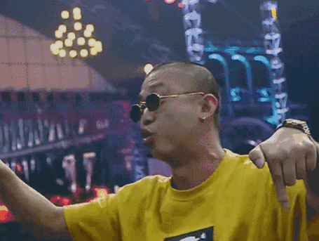 墨镜说唱黄衣服手势gif动图_动态图_表情包下载_soogif