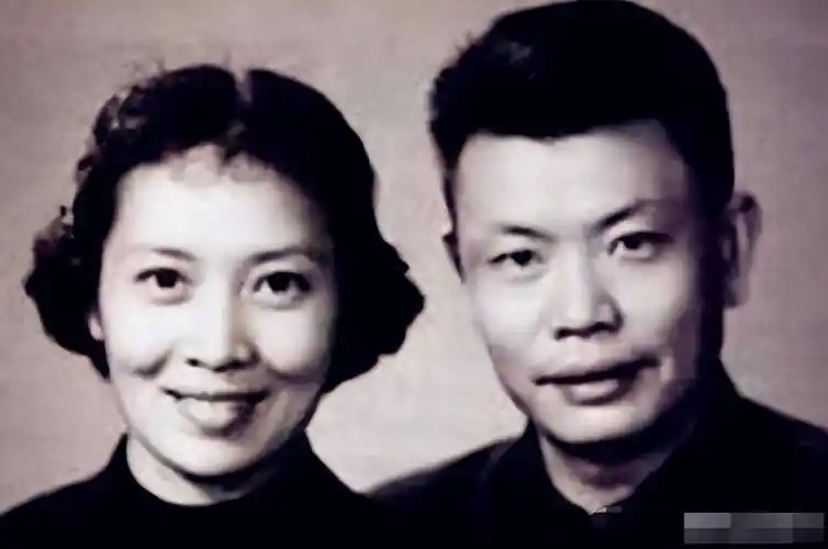 主持人桑晨:爷爷是知名导演桑夫,21岁进央视,工作30年零失误