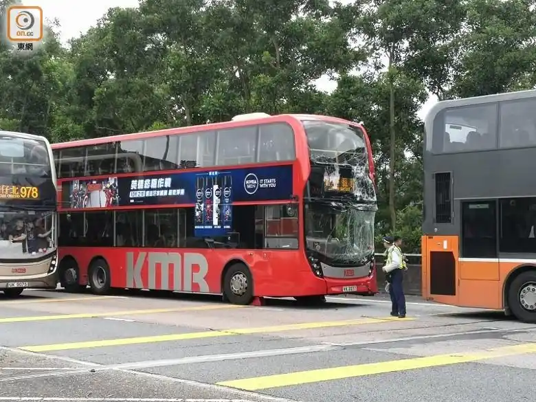 香港两大巴车相撞造成至少12人受伤
