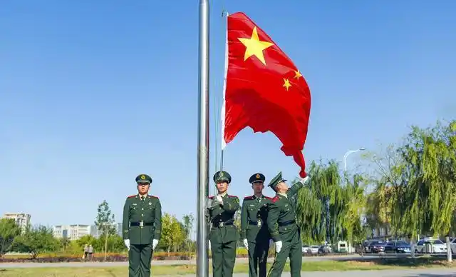 冰花男孩圆梦北京看升旗,网友:坎坷的路上总有转折的美景