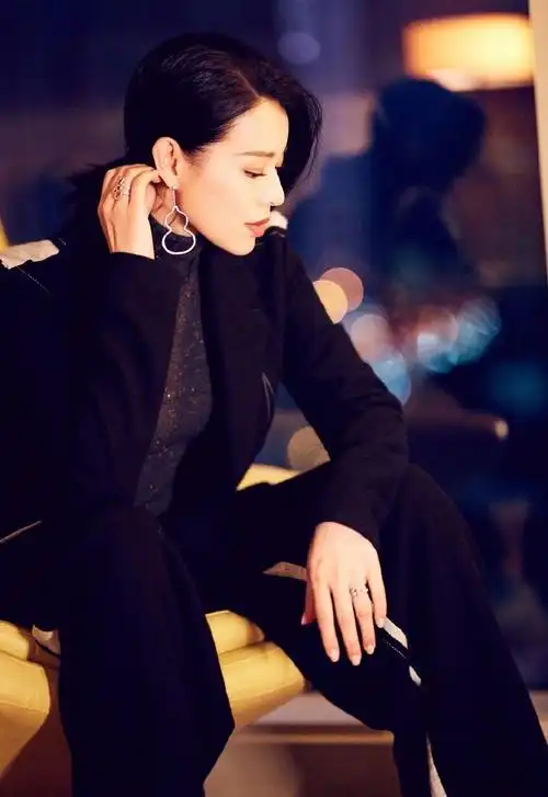 原创40岁胡杏儿真有范儿港式西服穿出高级感好身材不像生二胎