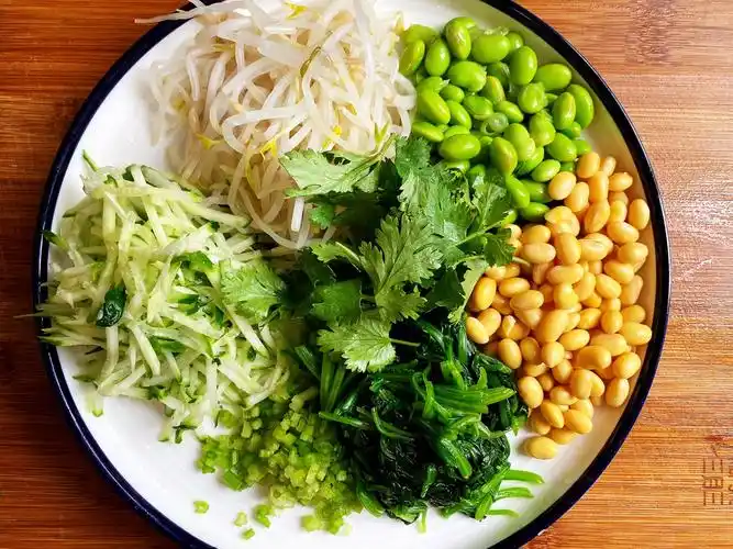 老北京炸酱面的做法肉酱吃起来很过瘾吃起来清凉舒适